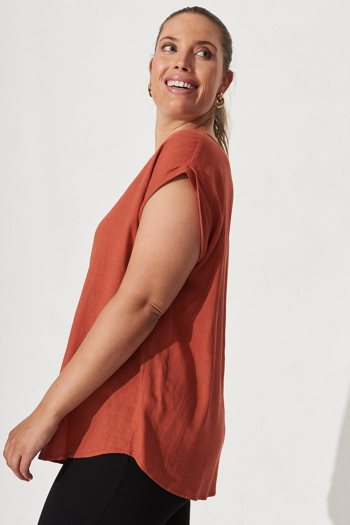 Rejina Top In Rust Linen Blend - Side