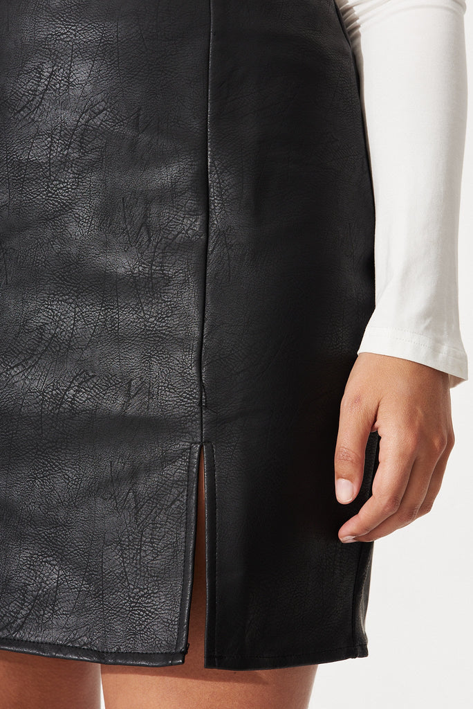 Aria Mini Skirt In Black Leatherette - Detail