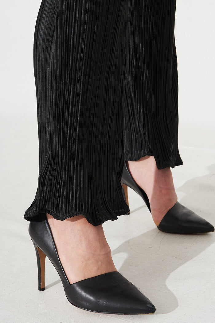 Harmony Pants In Black Plisse - Detail