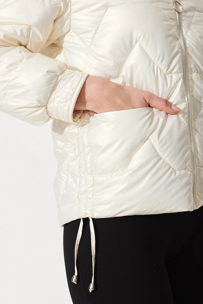 Ontario Puffer Jacket In White - Detail