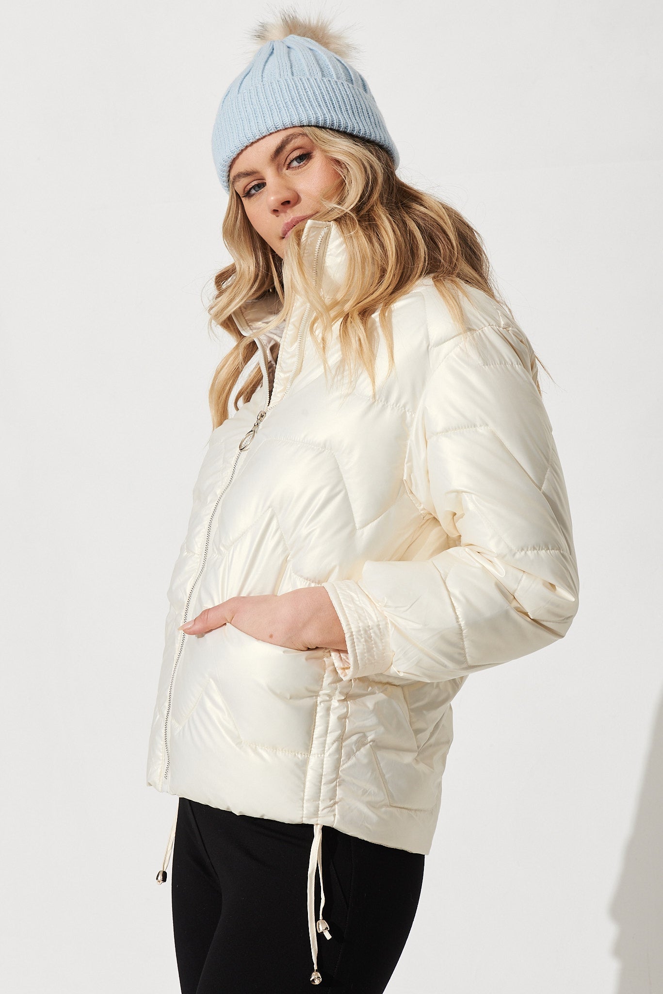 Ontario Puffer Jacket In White - Side