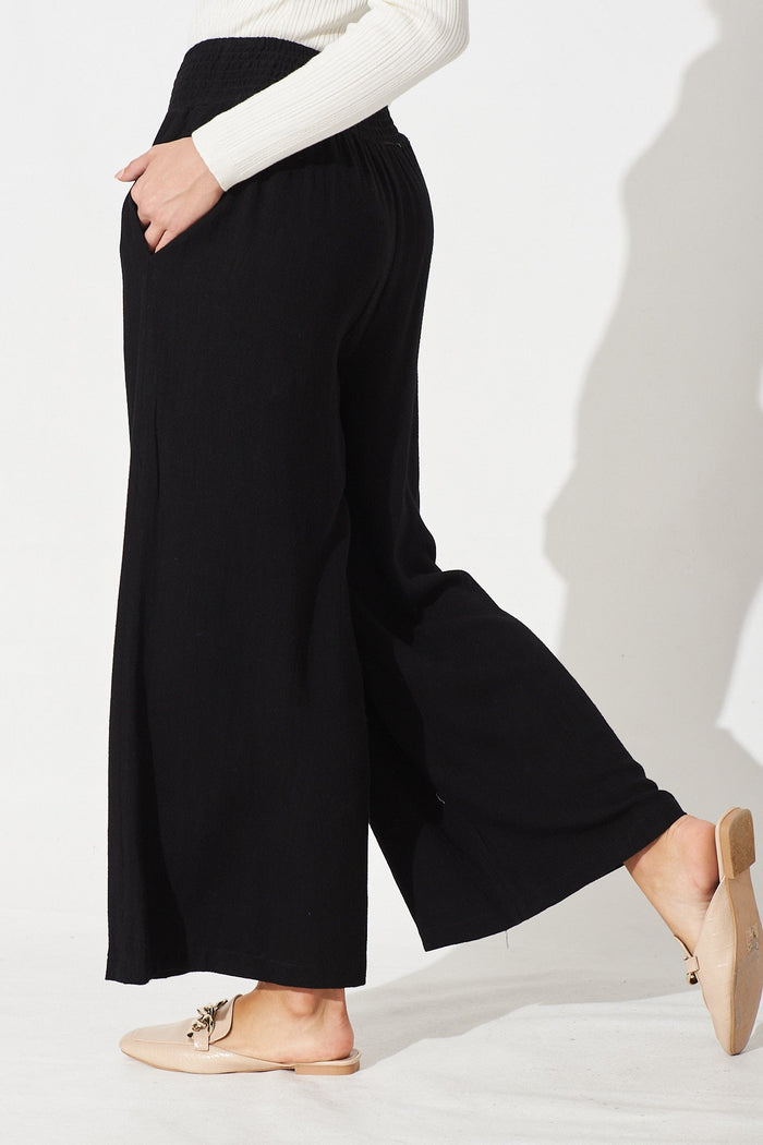 Teselar Pants in Black Linen Blend - Side