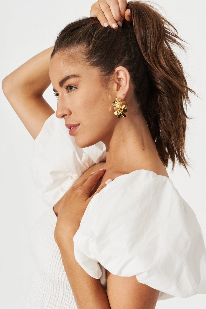 August + Delilah Mischa Hoop Earrings In Gold - side