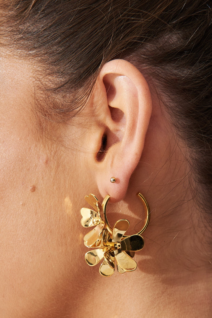 August + Delilah Mischa Hoop Earrings In Gold - side close up
