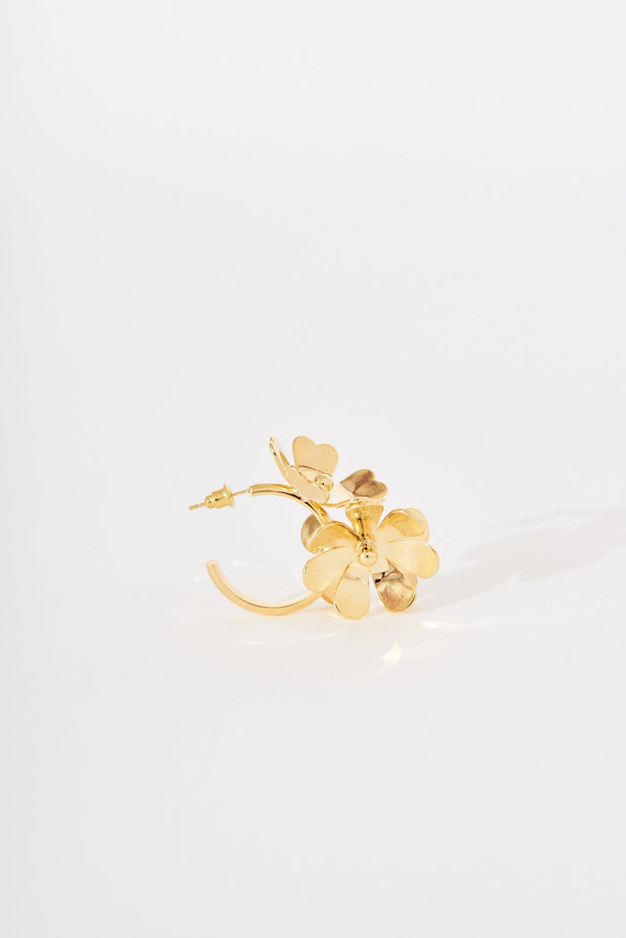 August + Delilah Mischa Hoop Earrings In Gold - close up