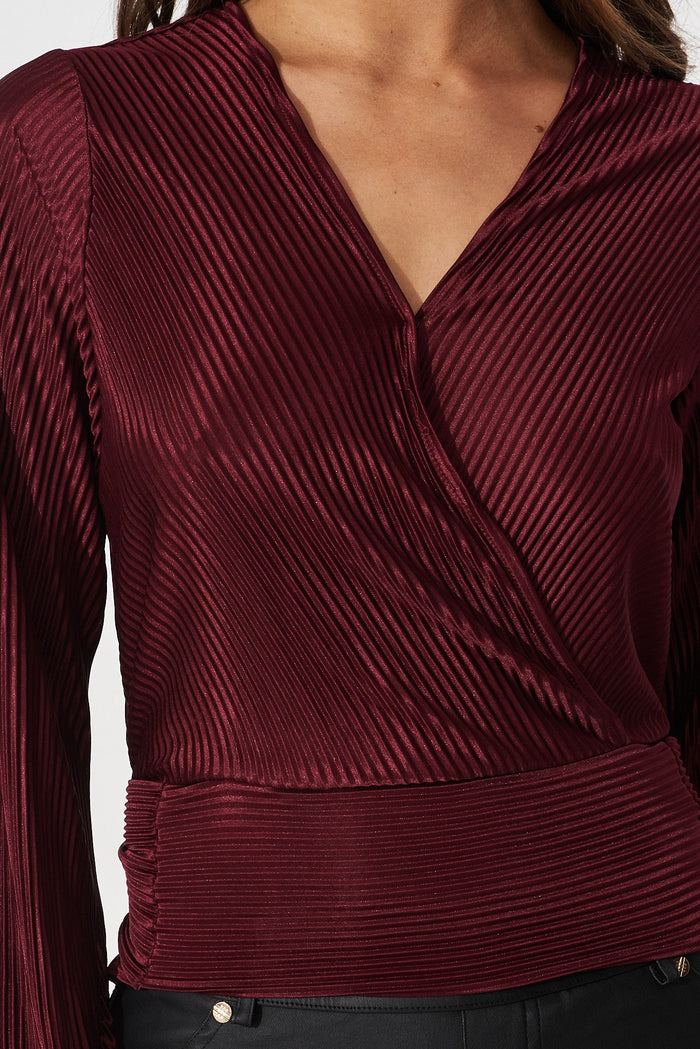 Minny Top In Burgundy Plisse - detail