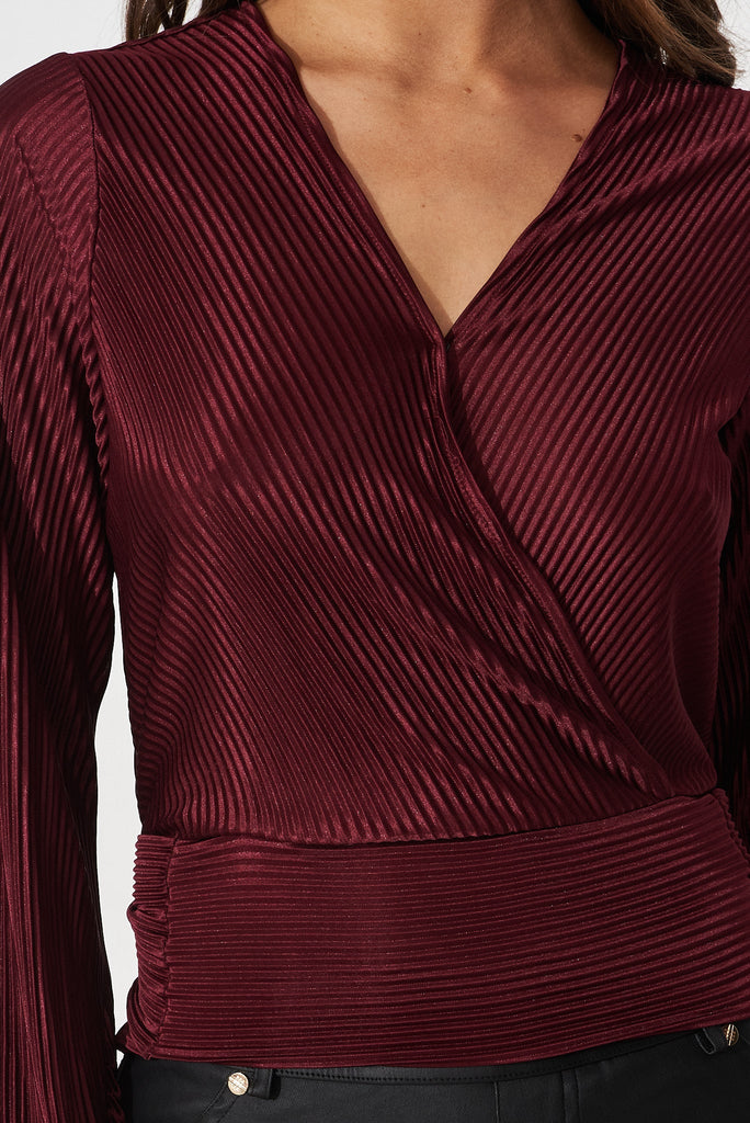 Minny Top In Burgundy Plisse - detail