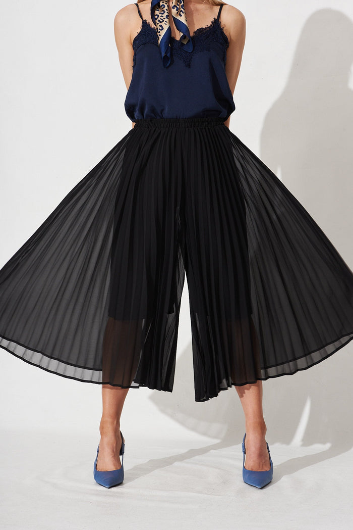 Karelle Culotte Pants In Black Pleated - front