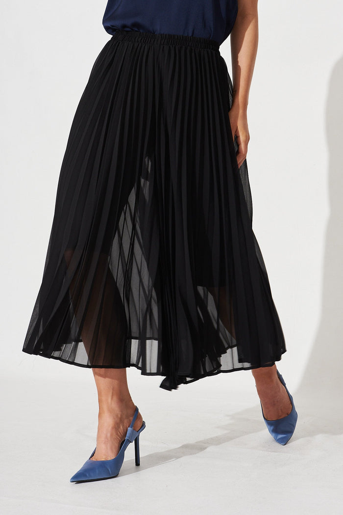 Karelle Culotte Pants In Black Pleated - front