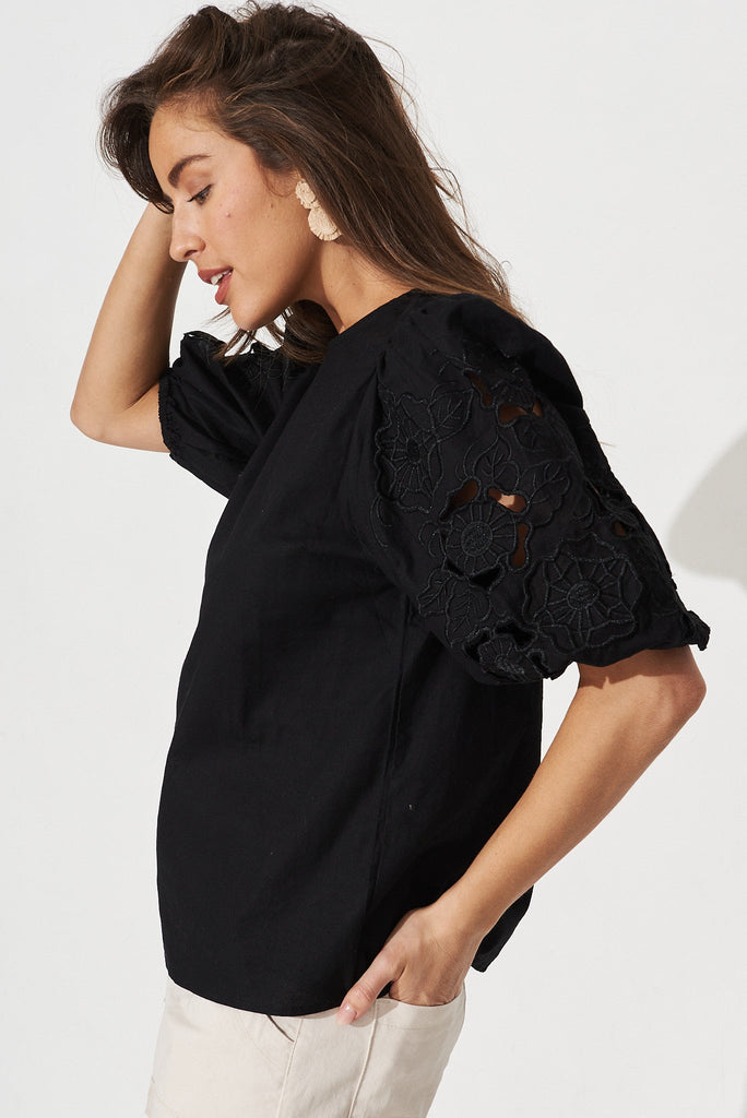 Keina Top In Black Linen Blend - side