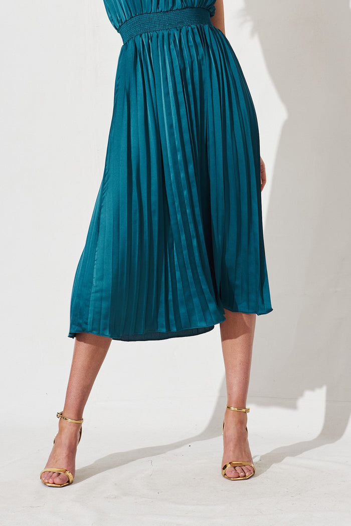 Simmie Midi Dress In Emerald Pleated Satin - detail