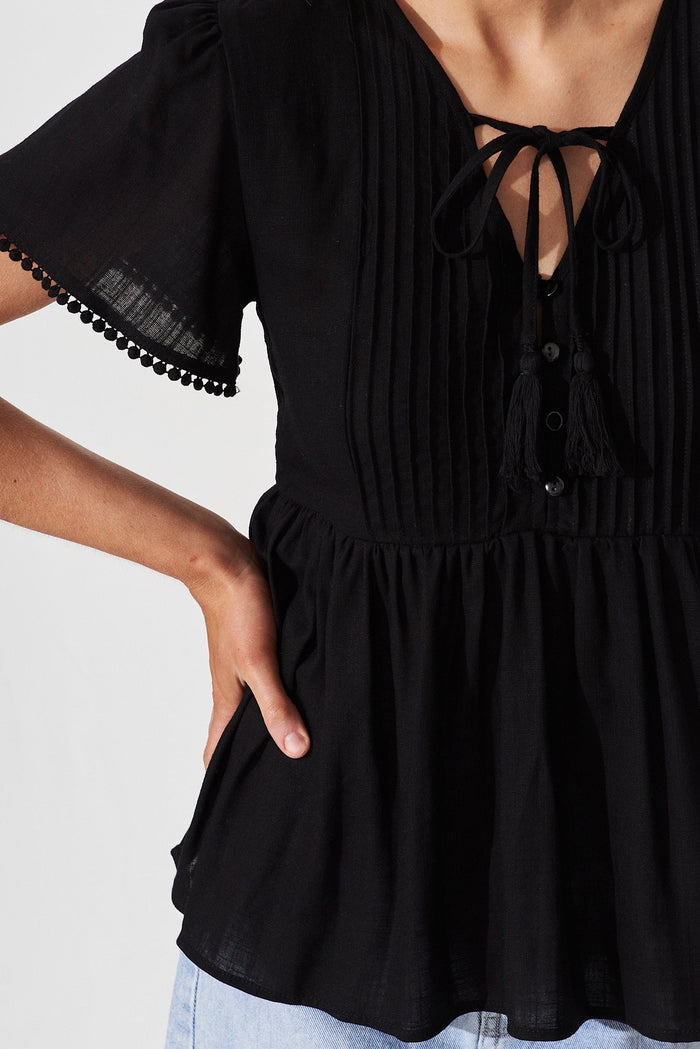 Evelyna Smock Top In Black Linen Blend - detail