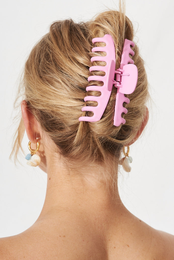 August + Delilah Eillish Hair Claw In Candy Pink - front