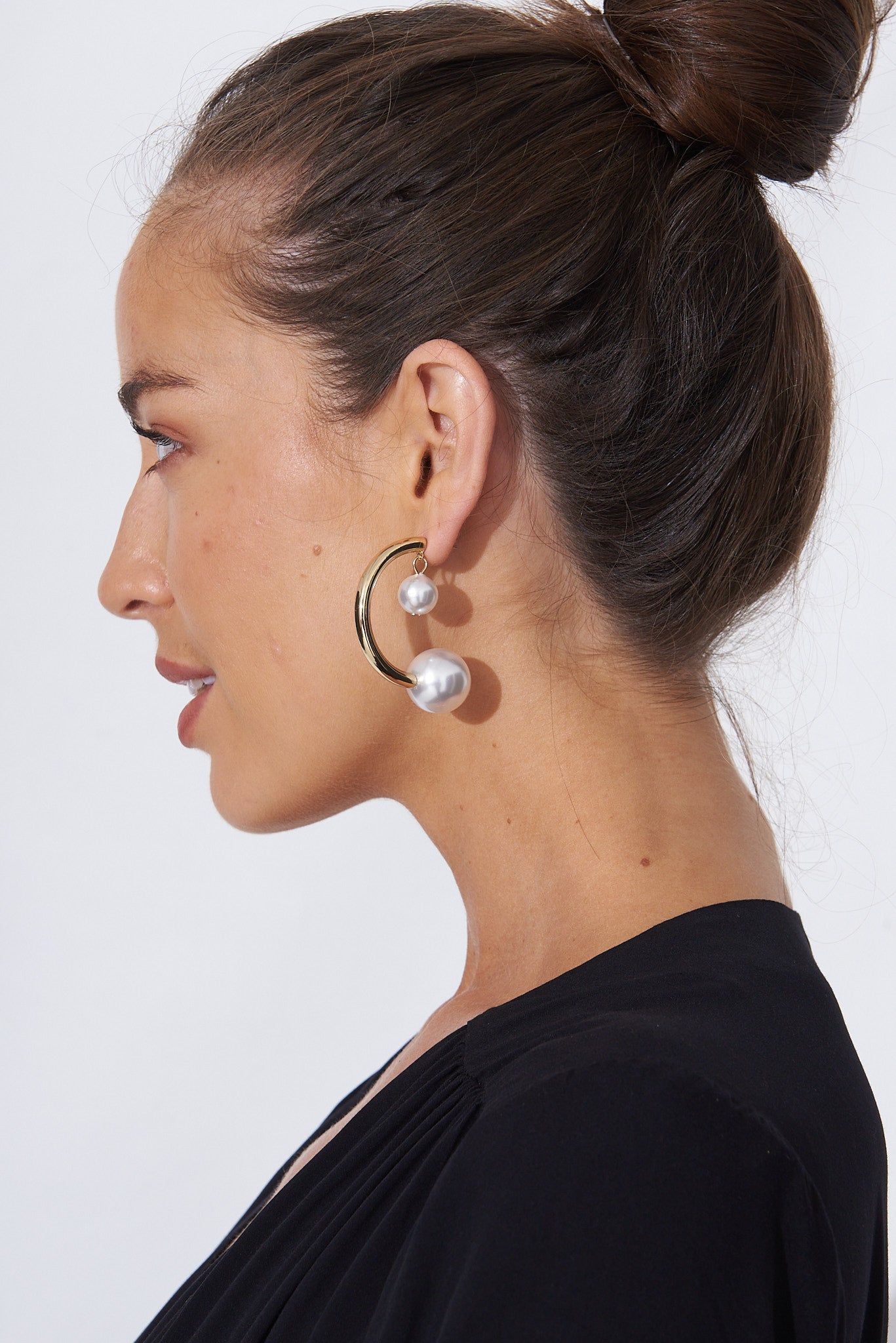 August + Delilah Questa Earrings In Gold With Pearl - side