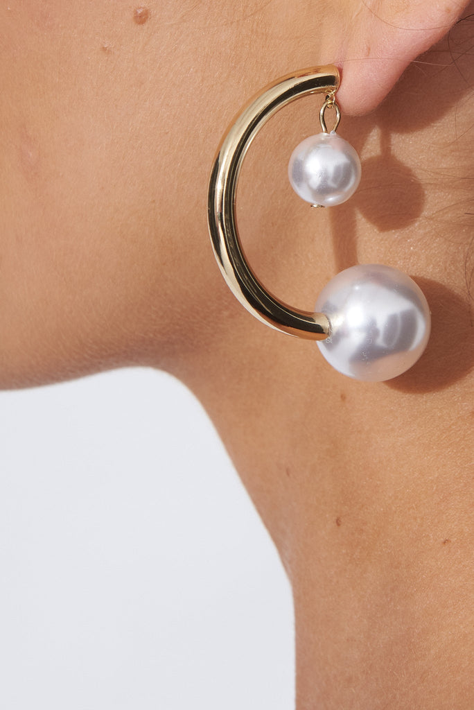 August + Delilah Questa Earrings In Gold With Pearl - side close up