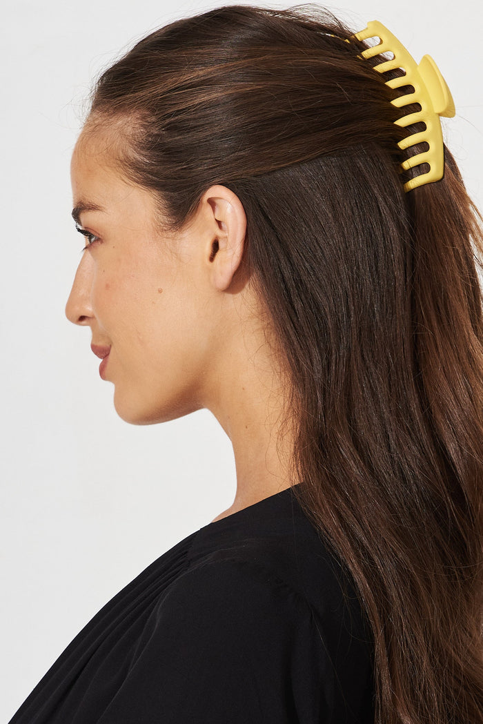 August + Delilah Eillish Hair Claw In Yellow - side