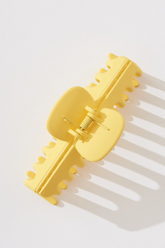 August + Delilah Eillish Hair Claw In Yellow - front