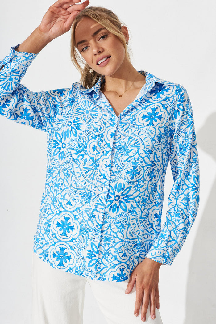 Swansea Shirt In White With Blue Print Linen - front