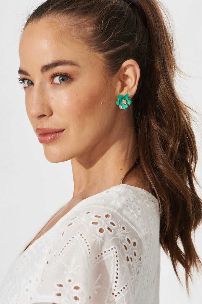 August + Delilah Arlie Flower Stud Earrings In Green - side
