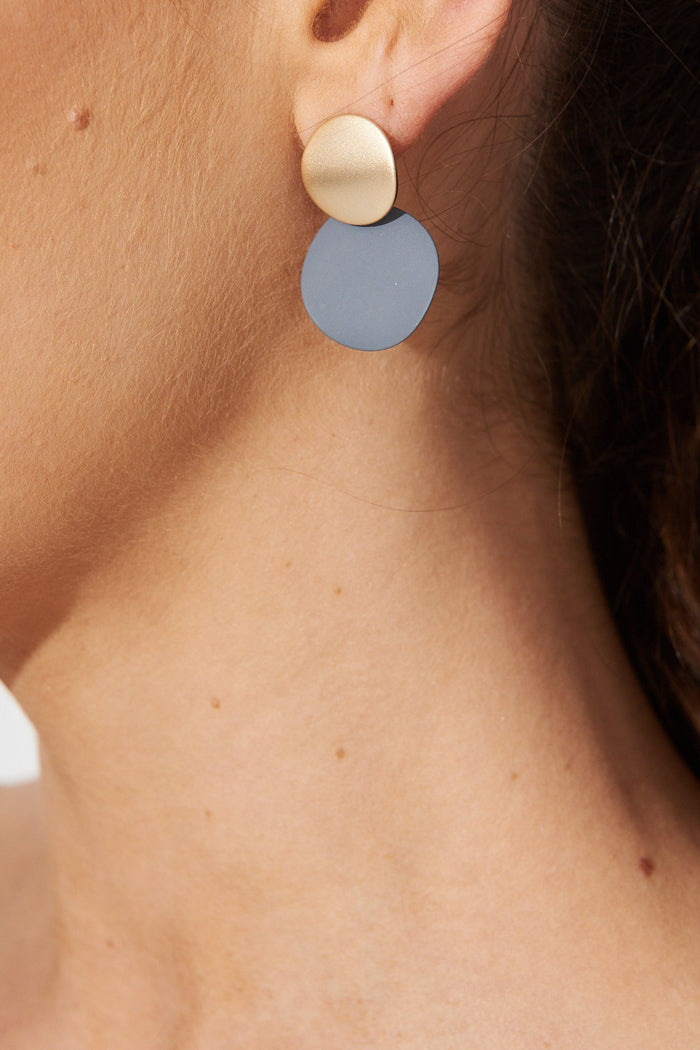 August + Delilah Gloria Earrings In Grey With Gold - detail