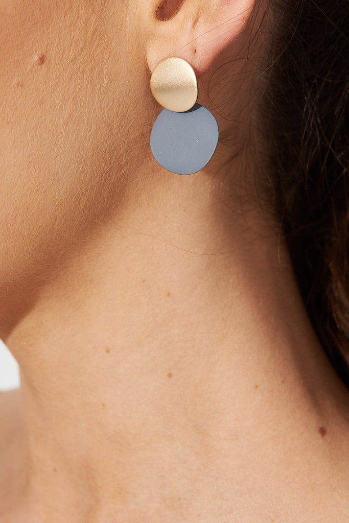 August + Delilah Gloria Earrings In Grey With Gold - detail