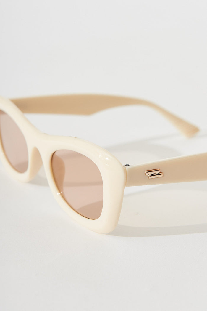 August + Delilah Tiarnie Retro Oval Sunglasses In Beige - St Frock (Dev)