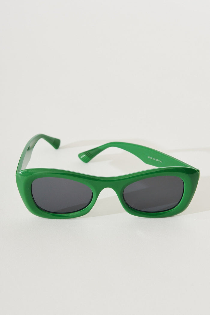 August + Delilah Tiarnie Retro Oval Sunglasses In Green - St Frock (Dev)