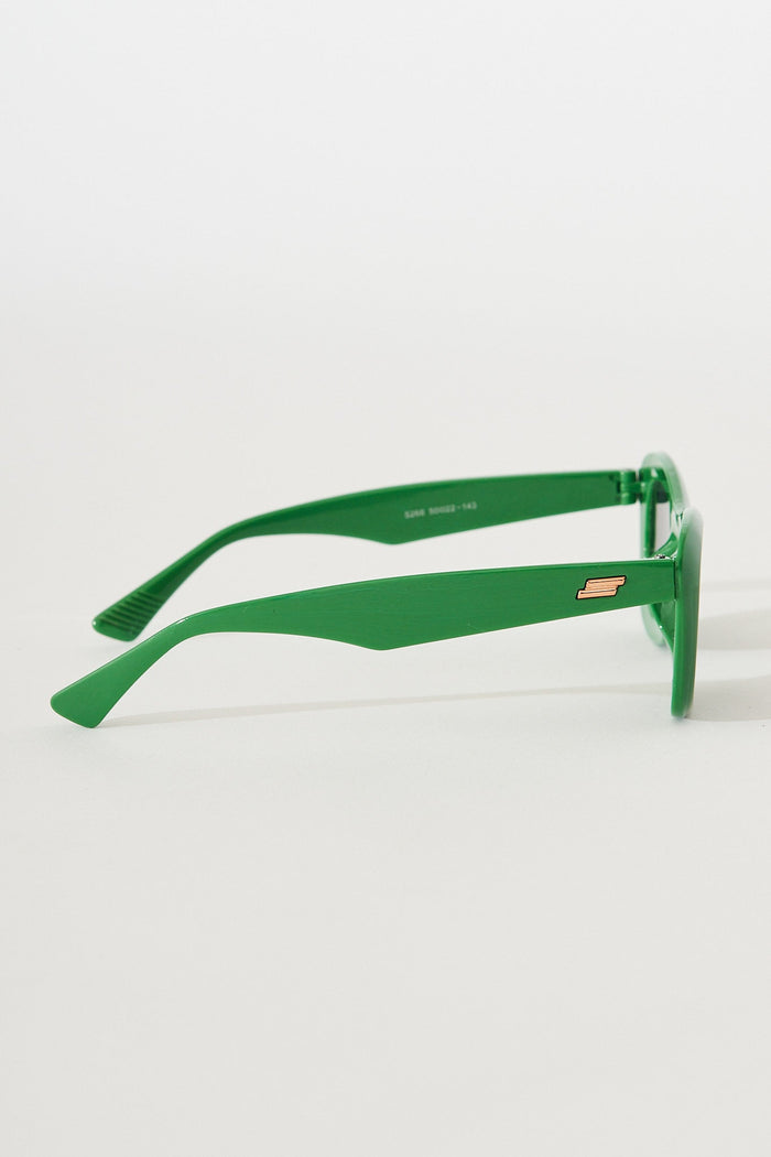 August + Delilah Tiarnie Retro Oval Sunglasses In Green - St Frock (Dev)