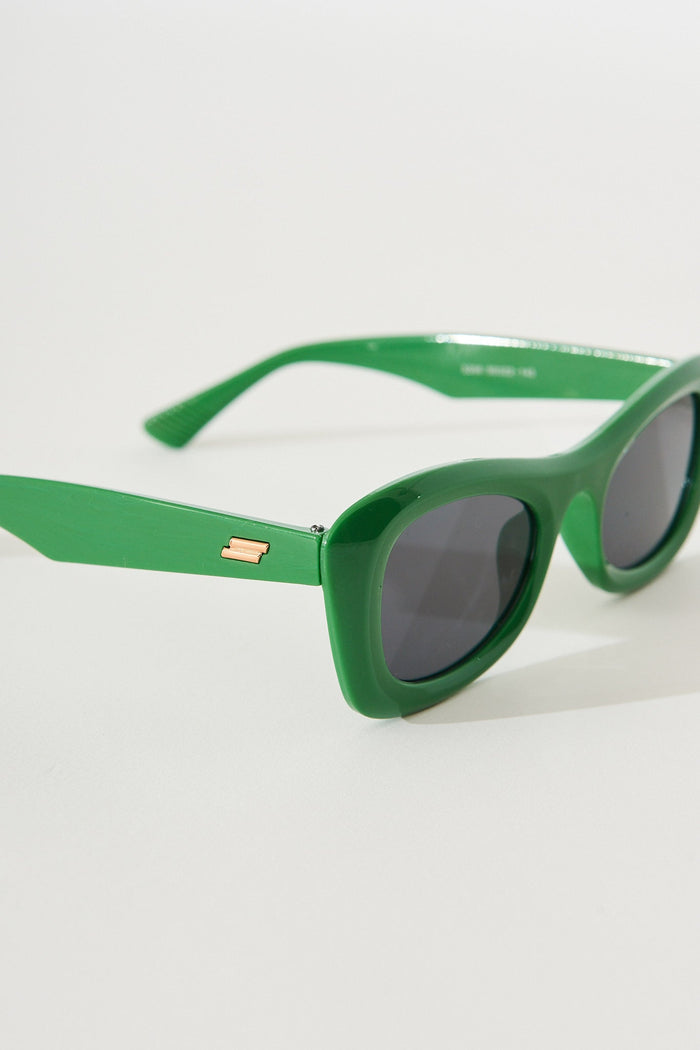 August + Delilah Tiarnie Retro Oval Sunglasses In Green - St Frock (Dev)