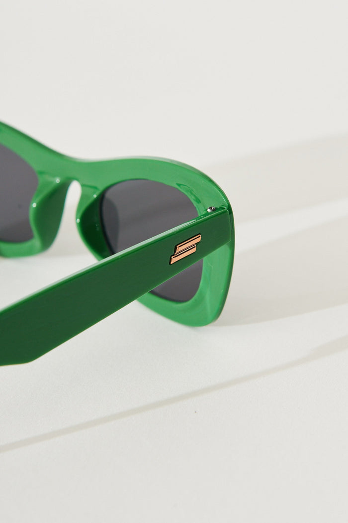 August + Delilah Tiarnie Retro Oval Sunglasses In Green - St Frock (Dev)