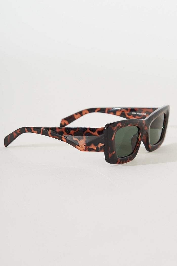 August + Delilah Evie Oversized Sunglasses In Brown Tortoise - side