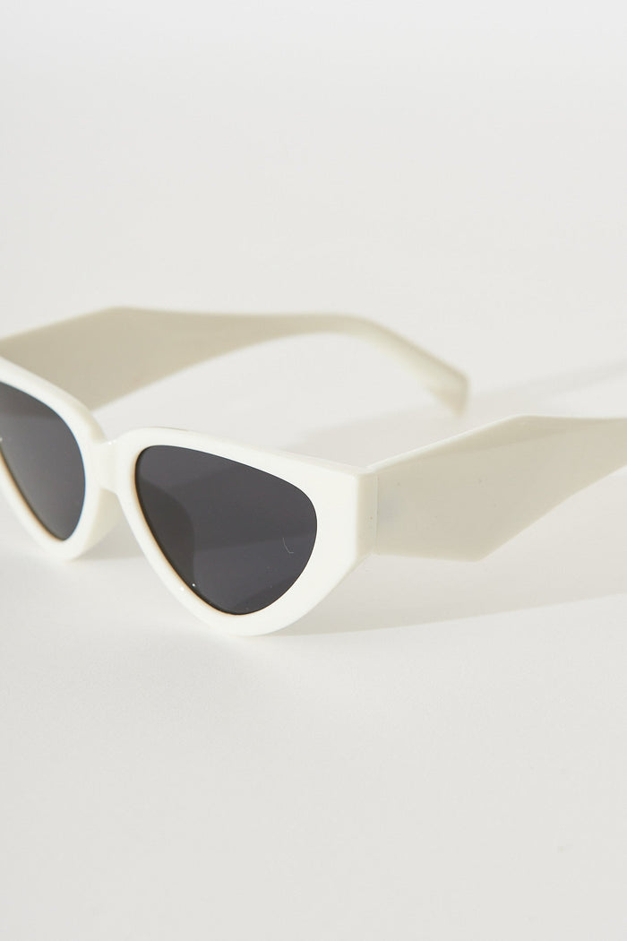August + Delilah Mora Cat Eye Sunglasses In White - detail