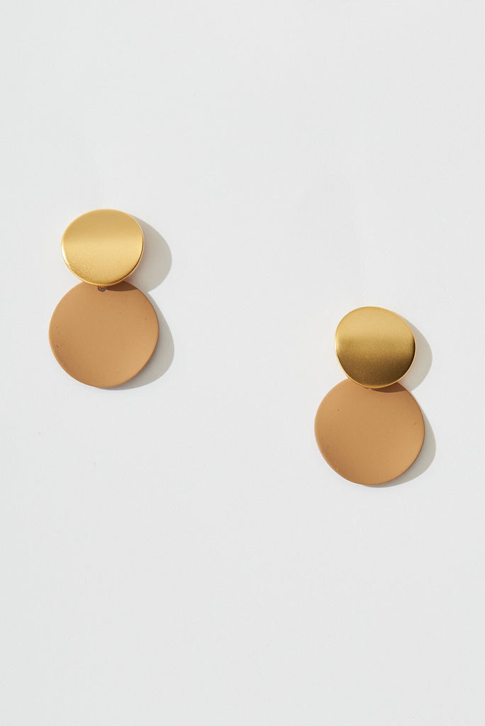 August + Delilah Gloria Earrings In Light Brown With Gold - St Frock (Dev)
