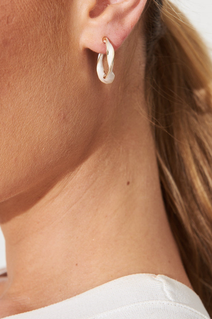 August + Delilah Colmar Hoop Earrings In White With Gold - detail
