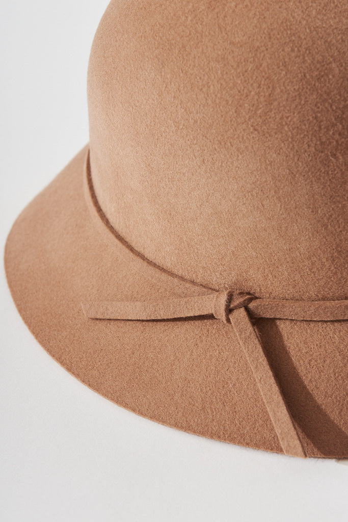 August + Delilah Strasbourg Hat In Light Brown Wool - detail