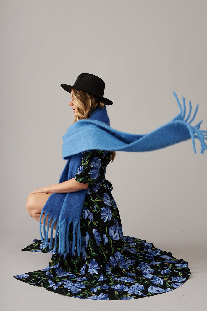 August + Delilah Nazaire Dual Tone Knit Scarf In Blue And Navy - St Frock (Dev)