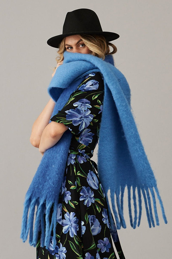 August + Delilah Nazaire Dual Tone Knit Scarf In Blue And Navy - St Frock (Dev)