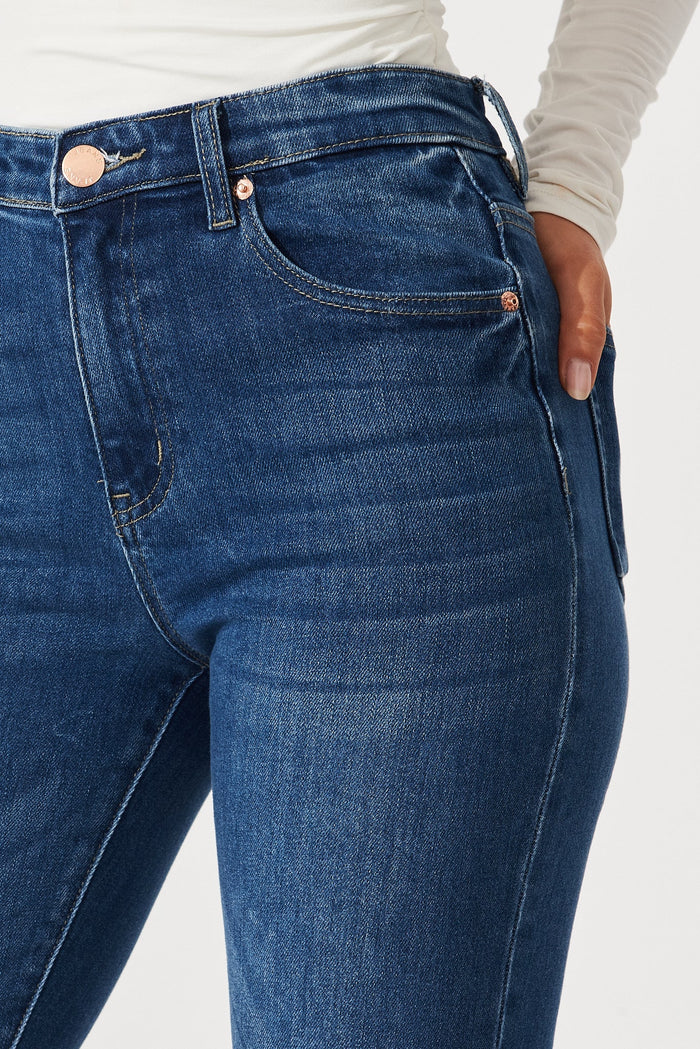 Billie Straight Jean In Mid Blue Wash - detail