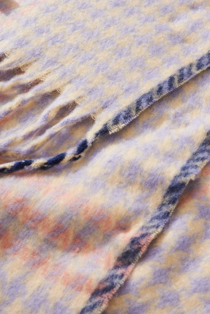 August + Delilah Tanya Knit Scarf In Pink And Purple Houndstooth - detail