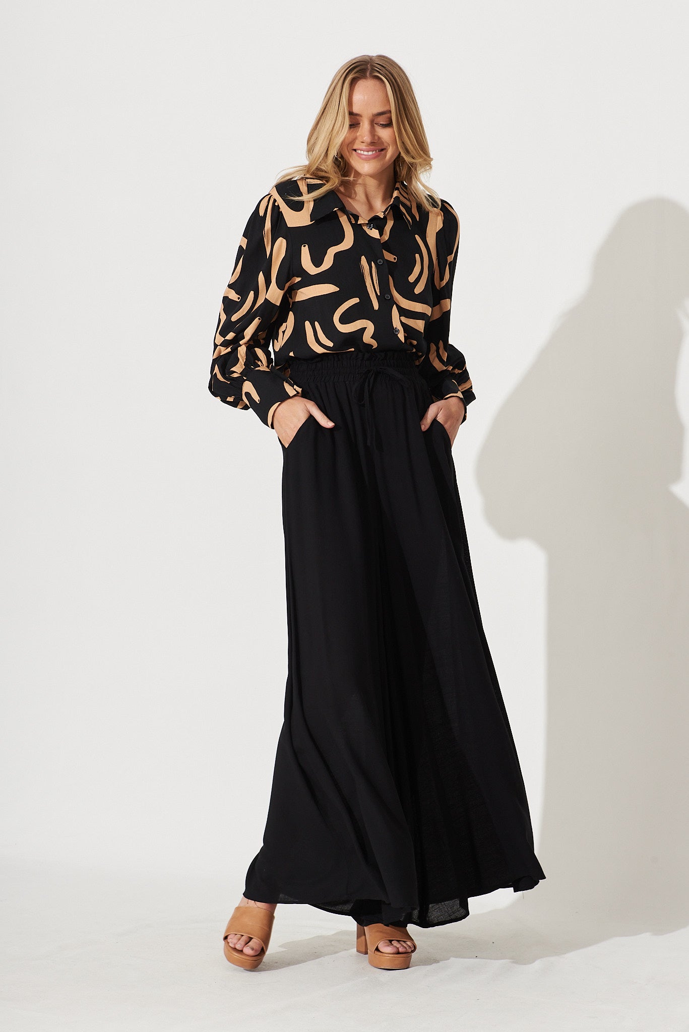 Mackay Shirt In Black With Tan Print Linen Blend - full length